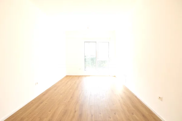 Shtepi ne shitje Apartament ne Tirane, 1+1, Mobilimi Bosh, pa mobiluar, Pagesa 80,000  Euro.