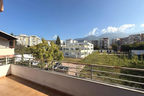 Shtepi ne shitje Apartament ne Tirane, 2+1, Mobilimi Pjeserisht e mobiluar, Pagesa 145,000  Euro.