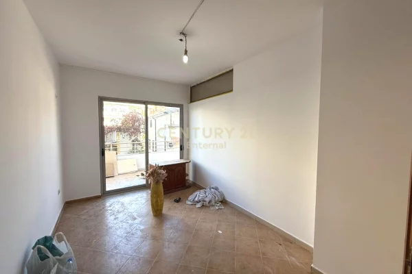 Shtepi ne shitje Apartament ne Tirane, 2+1, Mobilimi Pjeserisht e mobiluar, Pagesa 145,000  Euro.