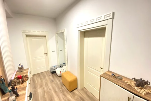 Shtepi ne shitje Apartament ne Tirane, 2+1, Mobilimi E mobiluar, Pagesa 260,000  Euro.