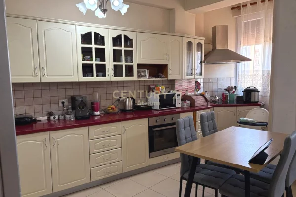 Shtepi me qera Apartament ne Tirane, 2+1, Mobilimi E mobiluar, Pagesa 570  Euro.