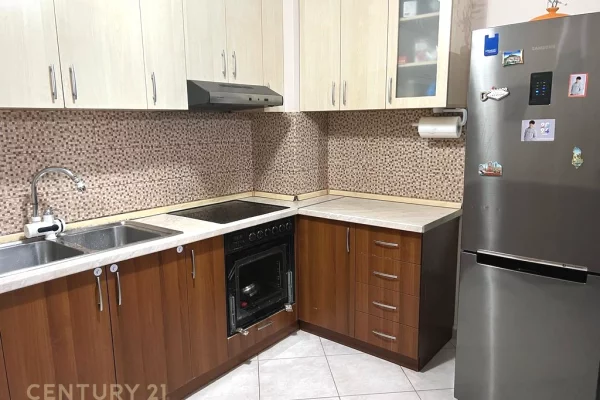 Shtepi me qera Apartament ne Tirane, 1+1, Mobilimi Pjeserisht e mobiluar, Pagesa 400  Euro.