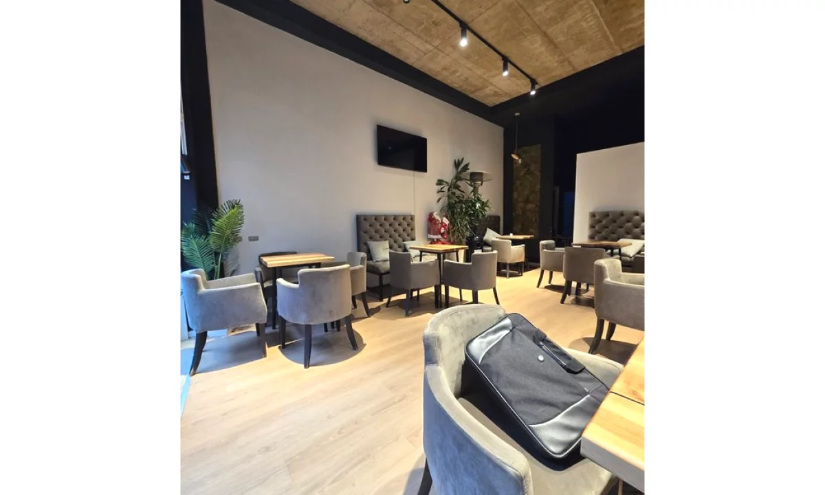 Shitet Biznes Bar/kafe me kuzhine te vogel ne Myslym Shyr Tirane 43,000 Euro