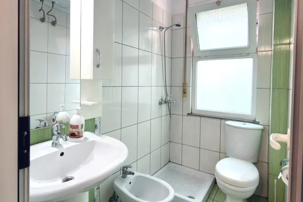 Shtepi me qera Apartament ne Tirane, 2+1, Mobilimi E mobiluar, Pagesa 600  Euro.