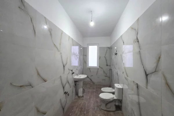 Shtepi ne shitje Apartament ne Tirane, 2+1, Mobilimi Bosh, pa mobiluar, Pagesa 140,000  Euro.