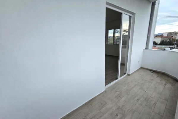 Shtepi ne shitje Apartament ne Tirane, 2+1, Mobilimi Bosh, pa mobiluar, Pagesa 140,000  Euro.
