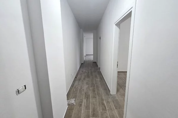 Shtepi ne shitje Apartament ne Tirane, 2+1, Mobilimi Bosh, pa mobiluar, Pagesa 140,000  Euro.