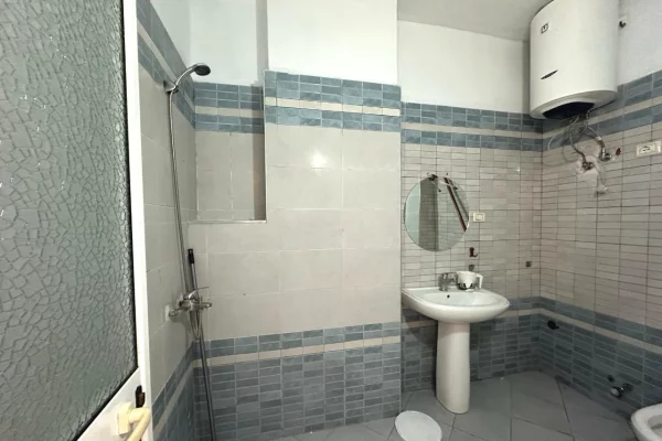 Shtepi ne shitje Apartament ne Tirane, 1+1, Mobilimi Bosh, pa mobiluar, Pagesa 110,000  Euro.