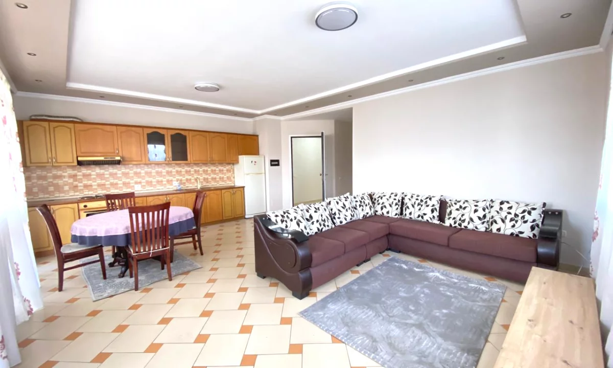 Shtepi me qera Papafingo(kati i catise) ne Tirane, 1+1, Mobilimi E mobiluar, Pagesa 50,000  Leke.