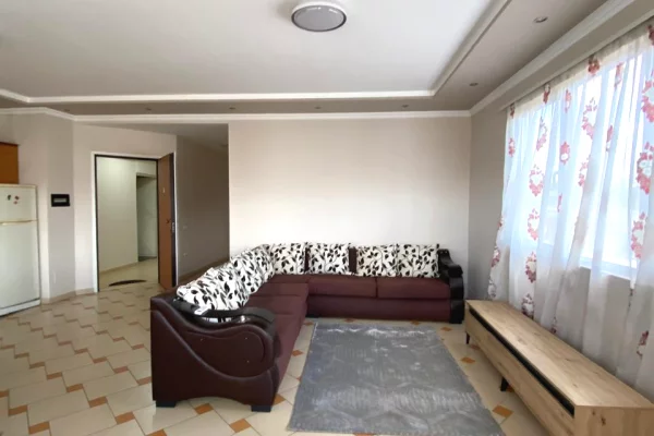 Shtepi me qera Papafingo(kati i catise) ne Tirane, 1+1, Mobilimi E mobiluar, Pagesa 50,000  Leke.