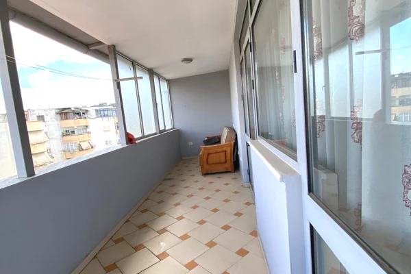 Shtepi me qera Papafingo(kati i catise) ne Tirane, 1+1, Mobilimi E mobiluar, Pagesa 50,000  Leke.