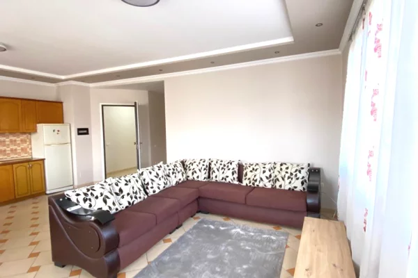 Shtepi me qera Papafingo(kati i catise) ne Tirane, 1+1, Mobilimi E mobiluar, Pagesa 50,000  Leke.