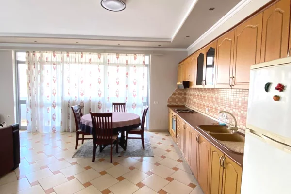 Shtepi me qera Papafingo(kati i catise) ne Tirane, 1+1, Mobilimi E mobiluar, Pagesa 50,000  Leke.