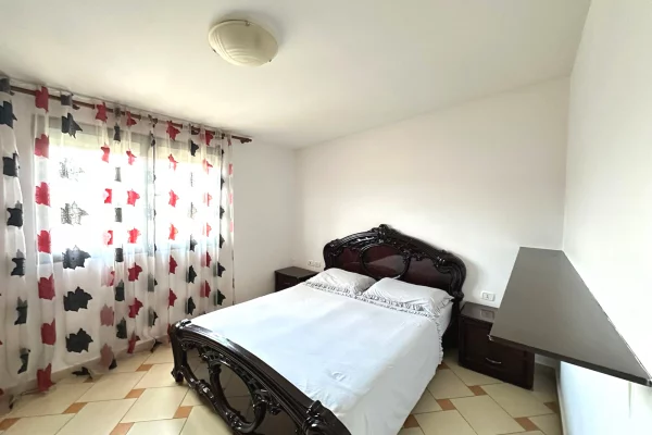 Shtepi me qera Papafingo(kati i catise) ne Tirane, 1+1, Mobilimi E mobiluar, Pagesa 50,000  Leke.