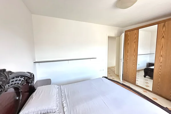 Shtepi me qera Papafingo(kati i catise) ne Tirane, 1+1, Mobilimi E mobiluar, Pagesa 50,000  Leke.