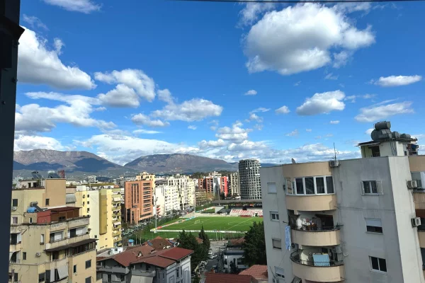 Shtepi me qera Papafingo(kati i catise) ne Tirane, 1+1, Mobilimi E mobiluar, Pagesa 50,000  Leke.