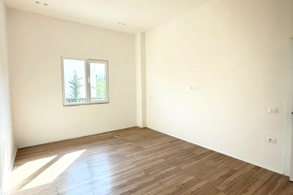 Shtepi ne shitje Apartament ne Tirane, 1+1, Mobilimi Bosh, pa mobiluar, Pagesa 93,000,000  Leke.