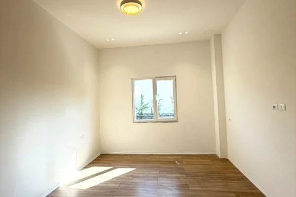 Shtepi ne shitje Apartament ne Tirane, 1+1, Mobilimi Bosh, pa mobiluar, Pagesa 93,000,000  Leke.