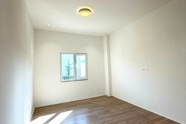 Shtepi ne shitje Apartament ne Tirane, 1+1, Mobilimi Bosh, pa mobiluar, Pagesa 93,000,000  Leke.
