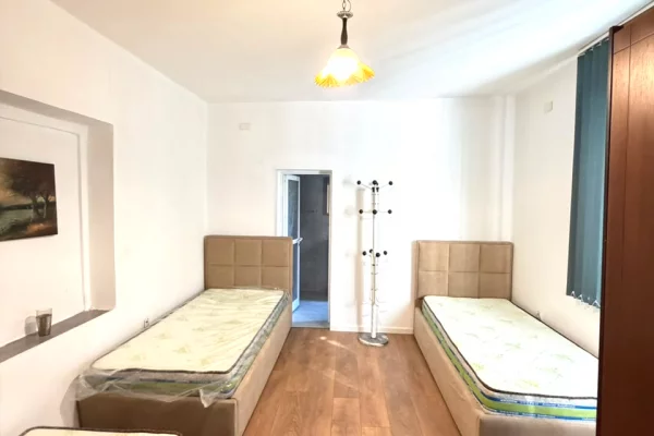 Shtepi me qera Apartament ne Tirane, 3+1, Mobilimi E mobiluar, Pagesa 1,100  Euro.