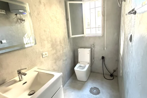 Shtepi me qera Apartament ne Tirane, 3+1, Mobilimi E mobiluar, Pagesa 1,100  Euro.