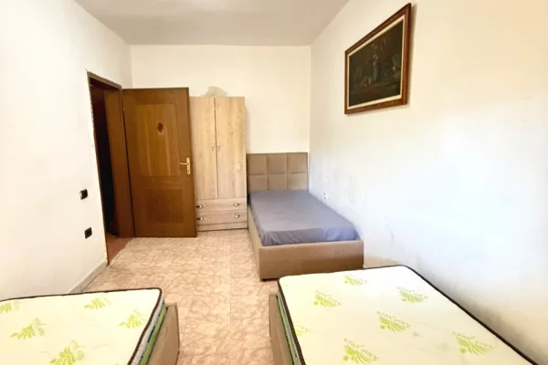 Shtepi me qera Apartament ne Tirane, 3+1, Mobilimi E mobiluar, Pagesa 1,100  Euro.