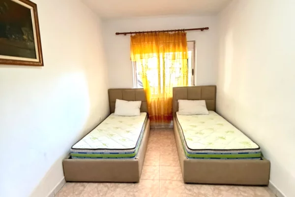 Shtepi me qera Apartament ne Tirane, 3+1, Mobilimi E mobiluar, Pagesa 1,100  Euro.