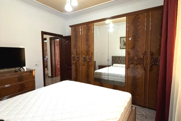 Shtepi me qera Apartament ne Tirane, 2+1, Mobilimi E mobiluar, Pagesa 900  Euro.