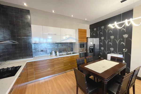 Appartamento in vendita a Tirana 2+1, Arredato