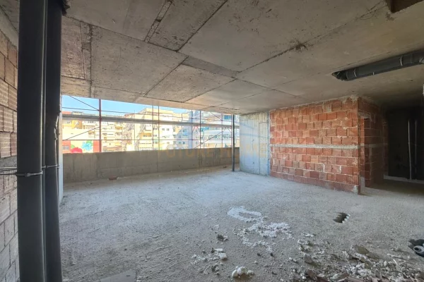 Appartamento in vendita a Tirana 4+1, Vuoto