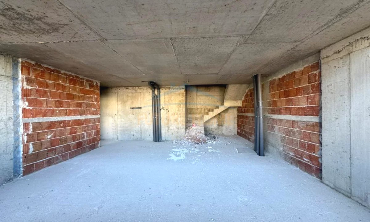 Appartamento in vendita a Tirana 4+1, Vuoto