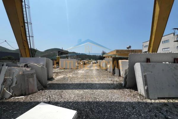 Truall ose Toke ne Tirane - 800,000 Euro