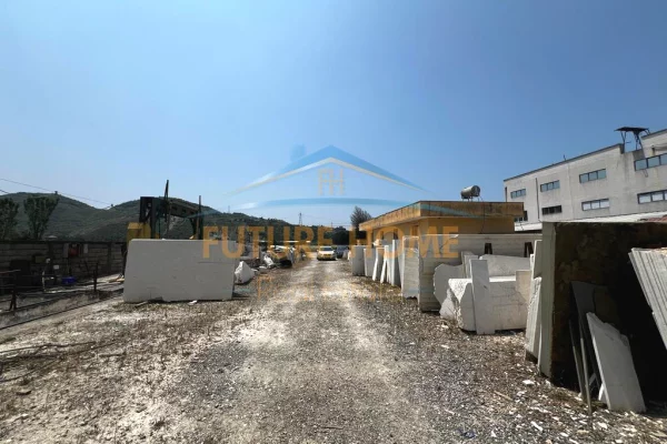 Truall ose Toke ne Tirane - 800,000 Euro