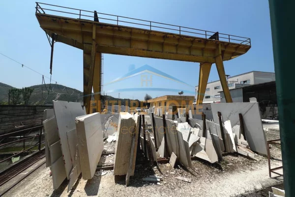 Truall ose Toke ne Tirane - 800,000 Euro