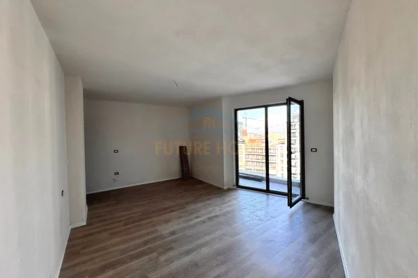 Shtepi ne shitje Apartament ne Tirane, 2+1, Mobilimi Bosh, pa mobiluar, Pagesa 165,920  Euro.