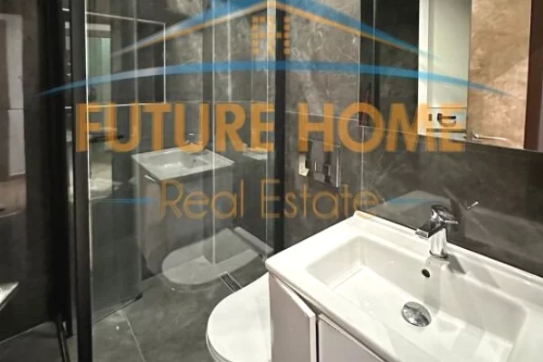 Shitet Apartament , Petro Nini