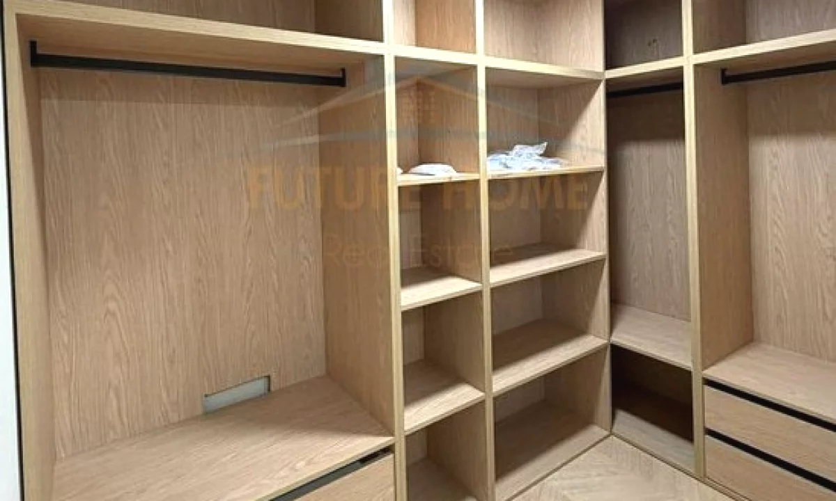 Duplex (casa a 2 piani) in vendita a Tirana 2+1, SemiArredato