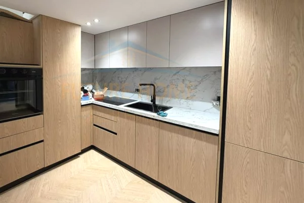 Duplex (casa a 2 piani) in vendita a Tirana 2+1, SemiArredato