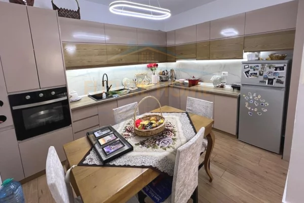 Appartamento in vendita a Tirana 2+1, Arredato