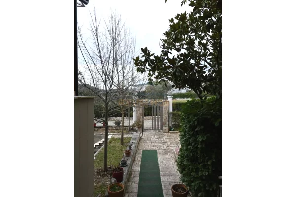 Ambient biznesi me qera 2+1 ne Tirane - 9,000 Euro