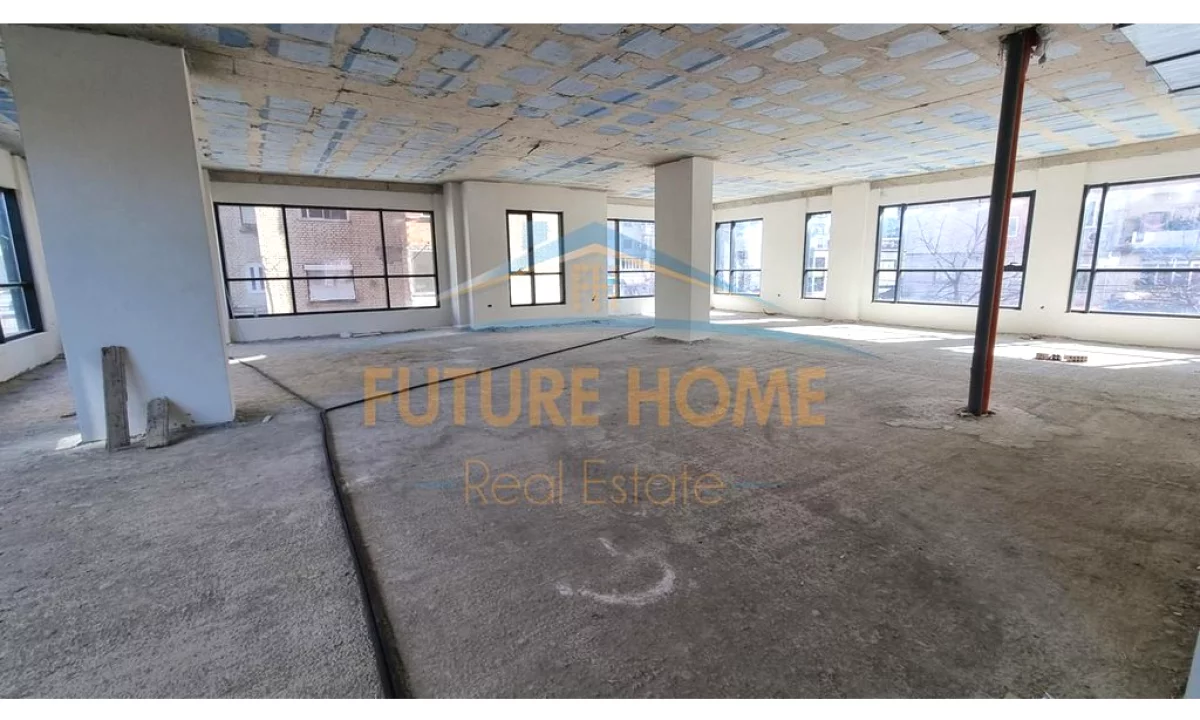 Qira, Ambient+2 Poste Parkimi, Rruga Hoxha Tahsim