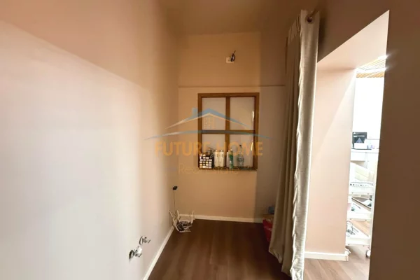 Shitet, Biznes, Qender Estetike, Komuna e Parisit, Tirane