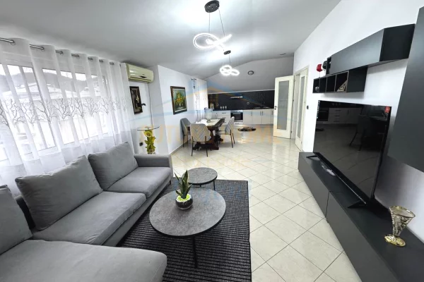 Appartamento in affitto a Tirana 2+1, Arredato