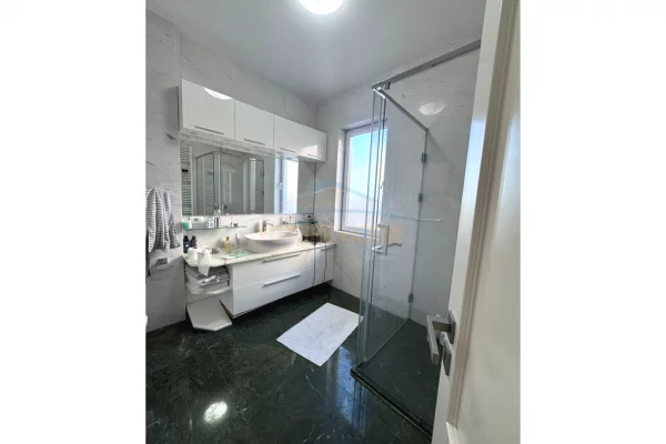 Shtepi ne shitje Apartament ne Tirane, 3+1, Mobilimi E mobiluar, Pagesa 480,000  Euro.