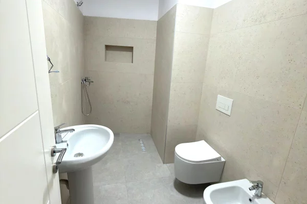 Shtepi ne shitje Apartament ne Tirane, 2+1, Mobilimi E mobiluar, Pagesa 148,999  Euro.