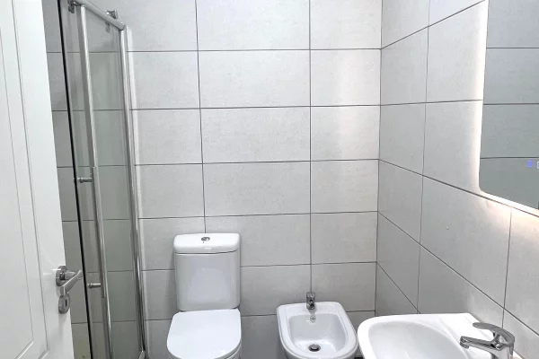 Shtepi ne shitje Apartament ne Tirane, 2+1, Mobilimi E mobiluar, Pagesa 154,999  Euro.