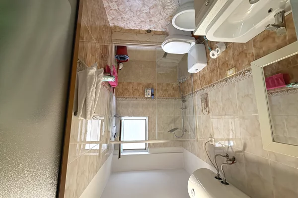 Shtepi ne shitje Apartament ne Tirane, 2+1, Mobilimi E mobiluar, Pagesa 264,500  Euro.