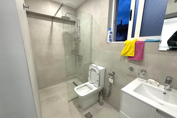 Shtepi me qera Apartament ne Tirane, 2+1, Mobilimi E mobiluar, Pagesa 650  Euro.