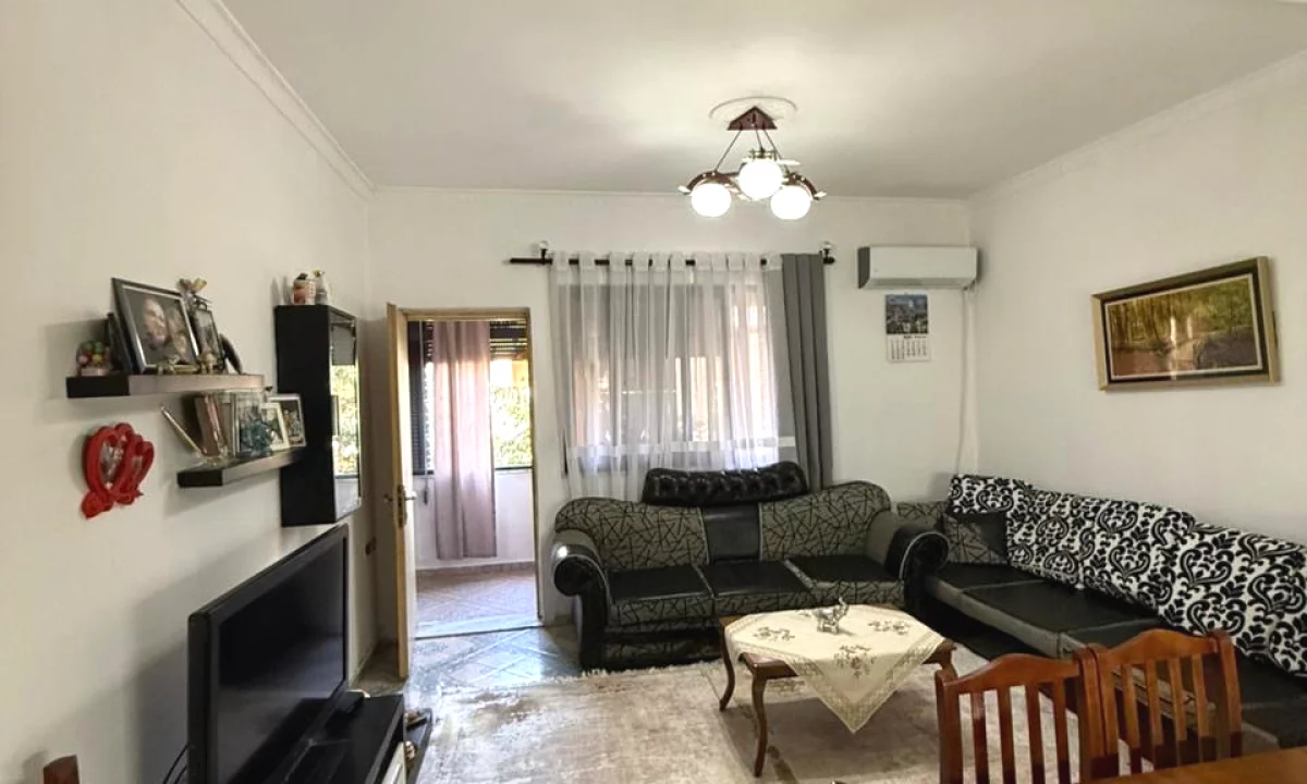 Shtepi ne shitje Apartament ne Tirane, 2+1, Mobilimi E mobiluar, Pagesa 120,000  Euro.
