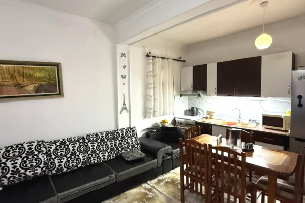 Shtepi ne shitje Apartament ne Tirane, 2+1, Mobilimi E mobiluar, Pagesa 120,000  Euro.